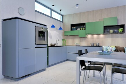 Grifflose Design-Wohnküche mit Esstisch und Sitzbank auf 15 qm. Grifflose Design-Wohnküche mit Esstisch und Sitzbank auf 15 qm.