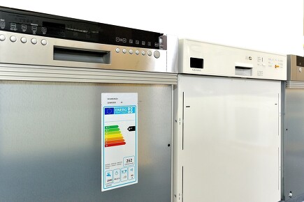 Wer beim Geschirrspülen auf eine energieffiziente Maschine setzt, spart ordentlich Strom. Wer beim Geschirrspülen auf eine energieffiziente Maschine setzt, spart ordentlich Strom.