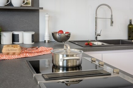 Dunstabzug direkt neben dem Kochfeld: immer beliebter bei neuen Küchen Dunstabzug direkt neben dem Kochfeld: immer beliebter bei neuen Küchen