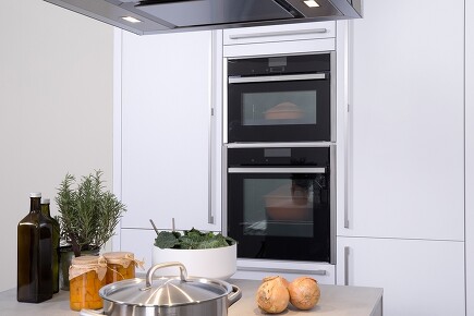 Einbaugeräte platzsparend im Hochschrank: Backofen und Mikrowelle am besten übereinander Einbaugeräte platzsparend im Hochschrank: Backofen und Mikrowelle am besten übereinander