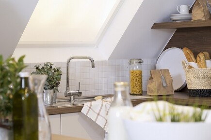 Normalerweise heißt es bei der Küchenplanung: Spüle nicht am Fenster. In diesem Beispiel passt sie jedoch perfekt. Normalerweise heißt es bei der Küchenplanung: Spüle nicht am Fenster. In diesem Beispiel passt sie jedoch perfekt.