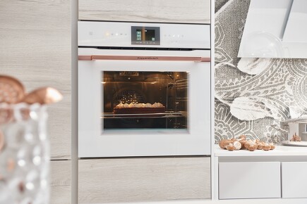 Weiße Gerätefronten sind kleine Schönheiten in der Küche. Weiße Gerätefronten sind kleine Schönheiten in der Küche.