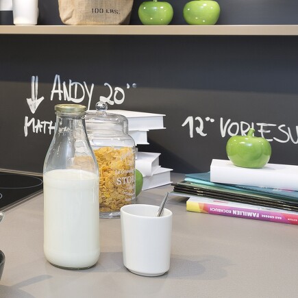 Mit Tafelfarbe wird auch die Nischenrückwand zum schwarzen Brett! Mit Tafelfarbe wird auch die Nischenrückwand zum schwarzen Brett!